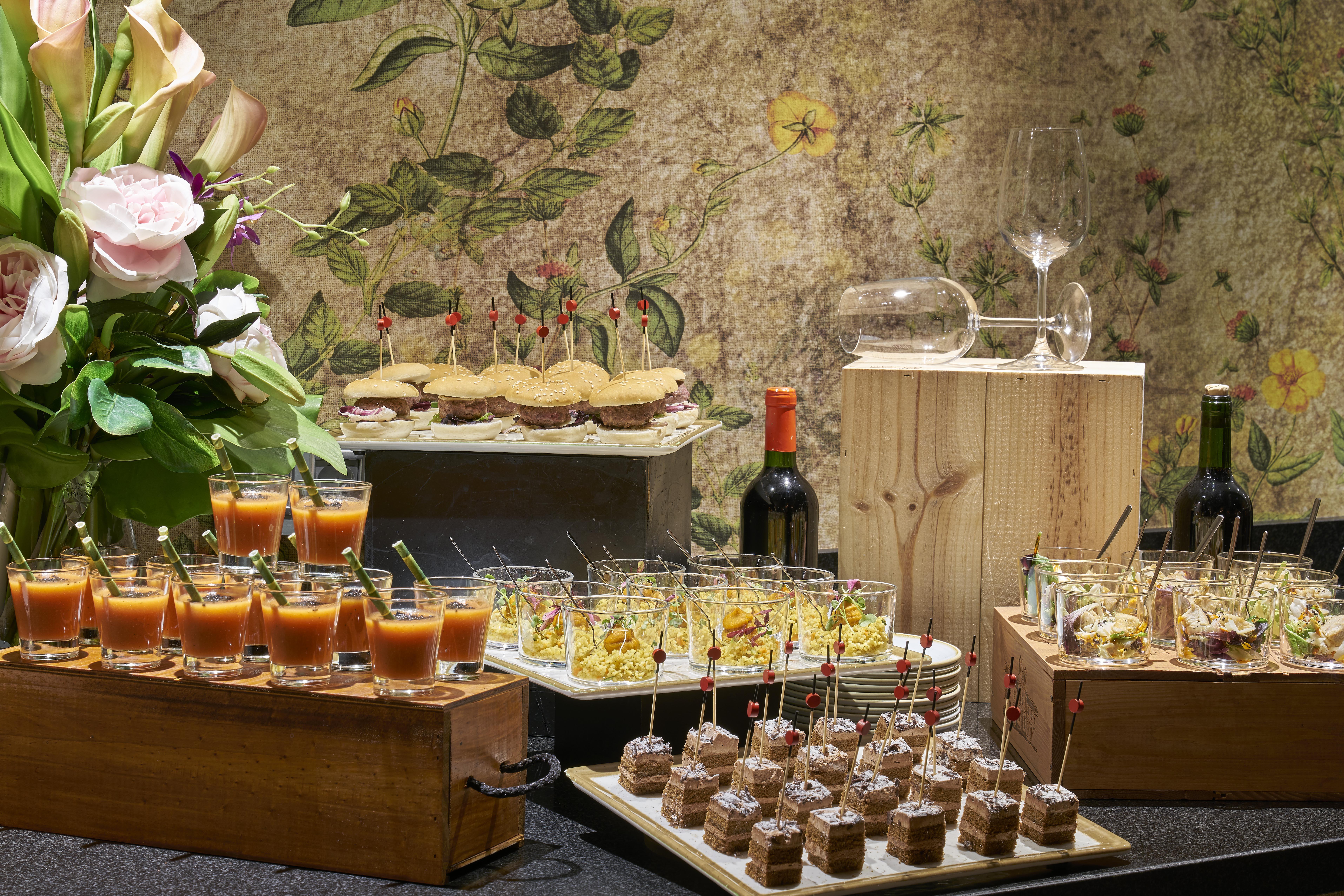 Vincci Seleccion Posada Del Patio Μάλαγα Εξωτερικό φωτογραφία A buffet of tapas